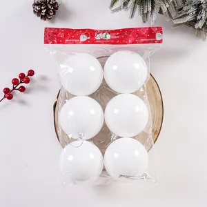 Detailansicht von 6 weißen Weihnachtskugeln in festlicher Einzelhandelsverpackung