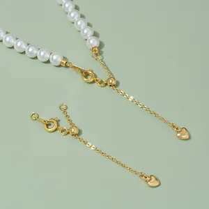 Vue détaillée du fermoir mousqueton en or 14 carats et breloque cœur pour collier