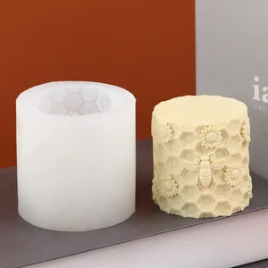 Detalle del molde de silicona de panal de abeja 3D con resultado de vela texturizada