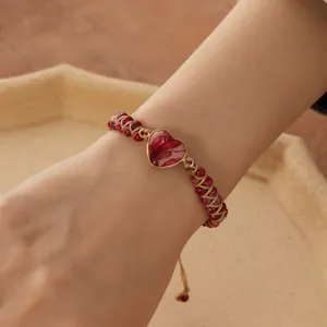 Vista detallada de la pulsera hecha a mano con cuentas de jaspe imperial corazón