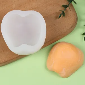 Detailansicht der Apfel-Silikonform und des fertigen Fondant-Kuchenergebnisses