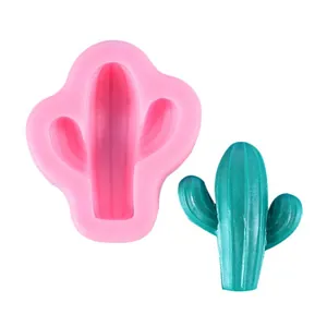 Gedetailleerde macro-opname van cactusvormige siliconen mal met groen wasmonster