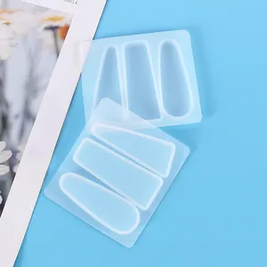 Vue détaillée de moules en silicone transparent pour barrettes en résine DIY, formes variées