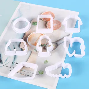 Detailweergave van een 8-delige witte plastic fondant- en koekjessnijderset in vormen