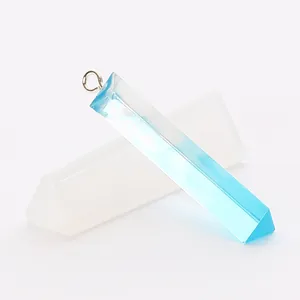 Vue macro détaillée d'un pendentif prisme triangulaire en résine bleue et son moule