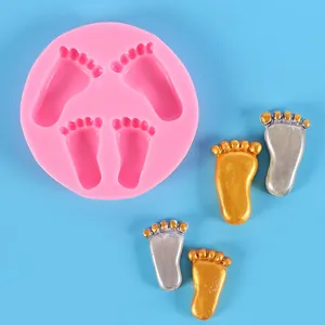Detailansicht der rosa 3D-Babyfüße Silikonform mit gold- und silbernen Harzabgüssen