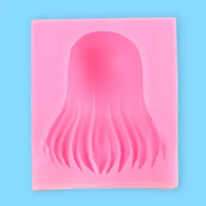 Primer plano detallado de un molde de silicona rosa con texturas de cabello para muñecas DIY.