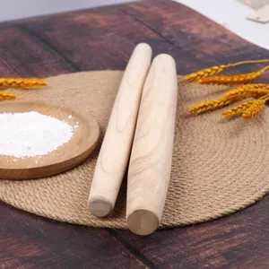 Primer plano de rodillos de madera de haya maciza en una esterilla con harina