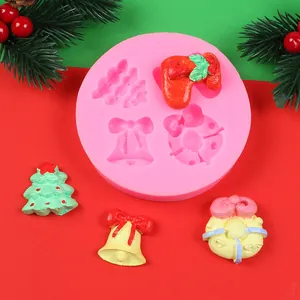 Detalle del molde de silicona de Navidad con árbol campana y calcetín para fondant
