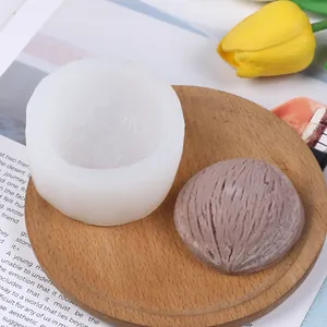 Detailansicht einer DIY-Silikonform mit einem realistischen Walnuss-Fertigprodukt.