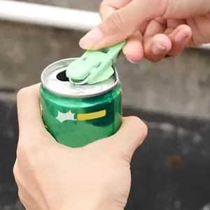 Dettaglio ravvicinato dell'apriscatole manuale verde utilizzato su una lattina di bibita
