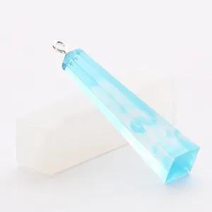 Détail d'un moule en silicone pour pendentif long avec un cristal en résine bleu