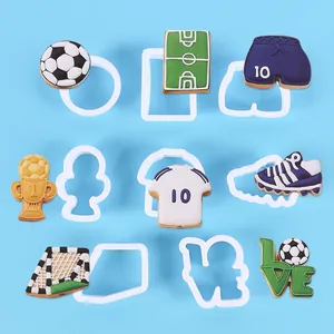 Detail van voetbal thema koekjesvormen set met sport vormen en versierde koekjes