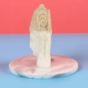 Vue latérale détaillée d'une bougie Bouddha finie avec sculptures précises