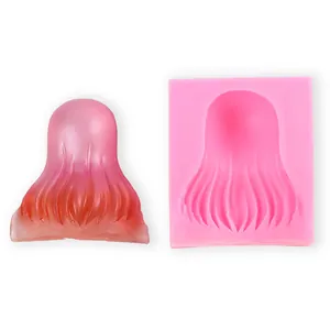 Detalle de molde de silicona para cabello de muñeca para resina y fondant.