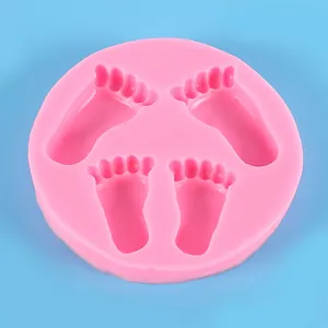 Nahaufnahme einer runden rosa Silikonform mit vier 3D-Baby-Fußabdruck-Hohlräumen