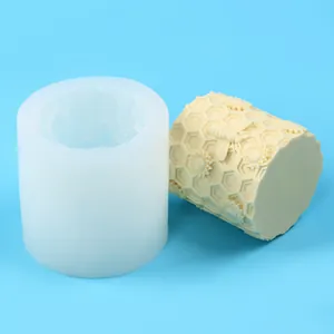 Detalle del molde de silicona 3D de panal de abeja con vela de cera terminada