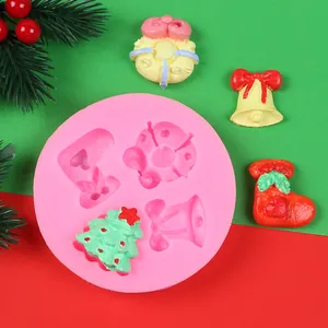 Primer plano de molde de silicona navideño rosa con árbol, campana y calcetín