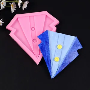 Detail van siliconen mal voor pak kraag met blauwe fondant tuxedo en fijne texturen