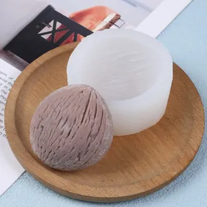 Detailansicht der Silikonform in Kokosnussform mit realistischer Fruchttextur