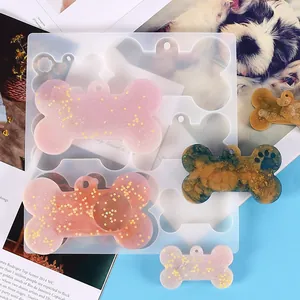 Detailaufnahme DIY-Silikonformen für Hundeknochen mit fertigen Glitzerharz-Bastelstücken