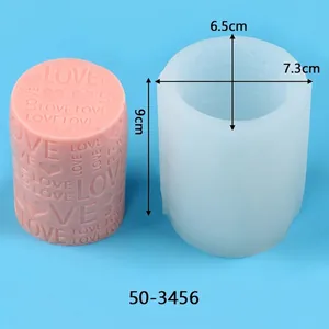Detail van de cilindrische siliconen kaarsvorm met LOVE hartpatroon en afmetingen