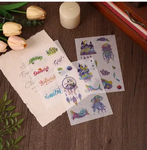 Detailansicht lichtdurchlässiger Washi-Sticker mit verträumten Quallen- und Walmotiven