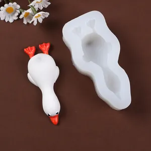 Detailansicht einer Silikonform für liegende Enten mit fertiger Mousse-Kuchen-Dekoration