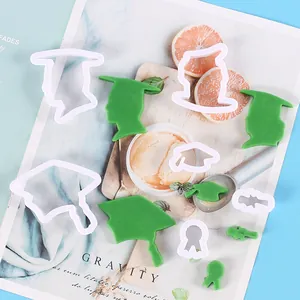 Detail van koekjesuitstekers en fondantmallen in een afstudeerthema met silhouetten