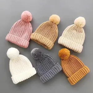 Kleurrijke gebreide babymutsen met pompon in zes winterkleuren voor jongens en meisjes