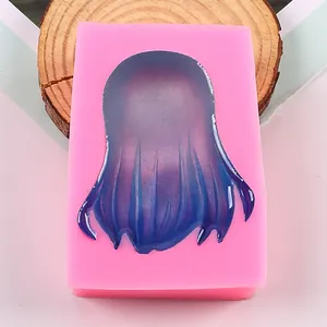Primer plano del molde de silicona para pelo de muñeca, ideal para manualidades DIY
