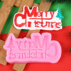 Detail der rosa Silikonform und des fertigen Merry Christmas Schilds für Bastelarbeiten.