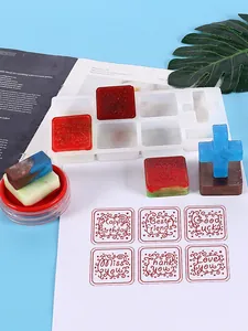 Detalle de moldes de sellos de resina de silicona e impresiones sobre papel