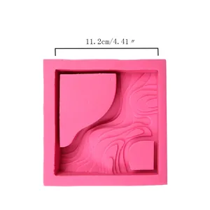 Stampo quadrato in silicone rosa con trama a scala e dimensione dettagliata di 11,2 cm