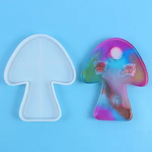 Dettaglio dello stampo in silicone a fungo e vassoio in resina colorata con glitter