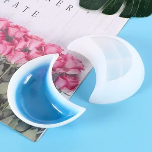 Silikonform-Set in Mondsichelform mit weißer Form und blauem Farbverlauf-Teller