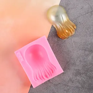 Primer plano detallado de un molde de silicona rosa para pelo de muñeca con pieza de resina