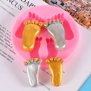 Detailansicht der 3D-Babyfuß-Silikonform mit gold- und silbernen Harzmustern am Tisch