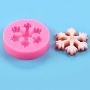 Detailed view of a pink snowflake silicone mold showing 7cm size and 63g weight details