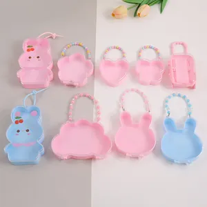 Sortiment an süßen Geschenkboxen in Hasen- und Herzform in Rosa und Blau Pastellfarben