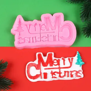Detailaufnahme einer Merry Christmas Silikonform vor festlichem rot-grünem Hintergrund
