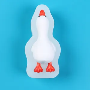 Detailansicht einer Enten-Silikonform mit dem fertigen weißen Kunstharz-Handwerksergebnis