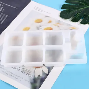 Primer plano de molde de silicona translúcida para manualidades de resina con flores