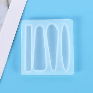 Vue de dessus du moule en silicone pour barrettes avec quatre formes géométriques en résine