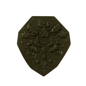Gros plan sur un motif de relief floral européen vintage sur un moule à fondant silicone
