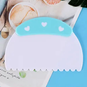 Raspador profesional de pasteles de plástico con borde festoneado y mango de corazones