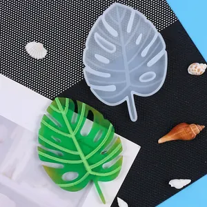 Vista dettagliata dello stampo in silicone a foglia di monstera con sottobicchiere