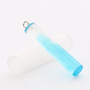 Vue rapprochée d'un moule en silicone cylindrique pour la création de pendentifs en résine.