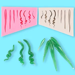Detalle de moldes de silicona para cabello de muñeca con muestras de resina
