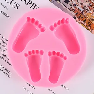 Detailansicht einer rosa Silikonform mit 3D Baby-Fußabdrücken für DIY-Harz-Bastelarbeiten.